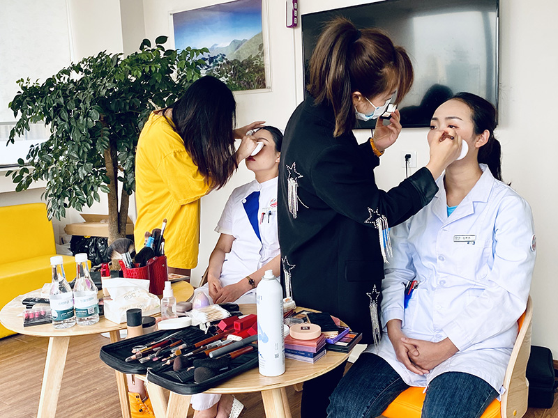 0871有机昆明商业摄影的化妆师小姐姐们为医务人员化妆，只为拍出最美形象照。