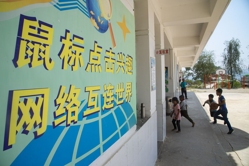 网络已经渗透到中国偏远的山区。孩子们甚至开始学习编程了。