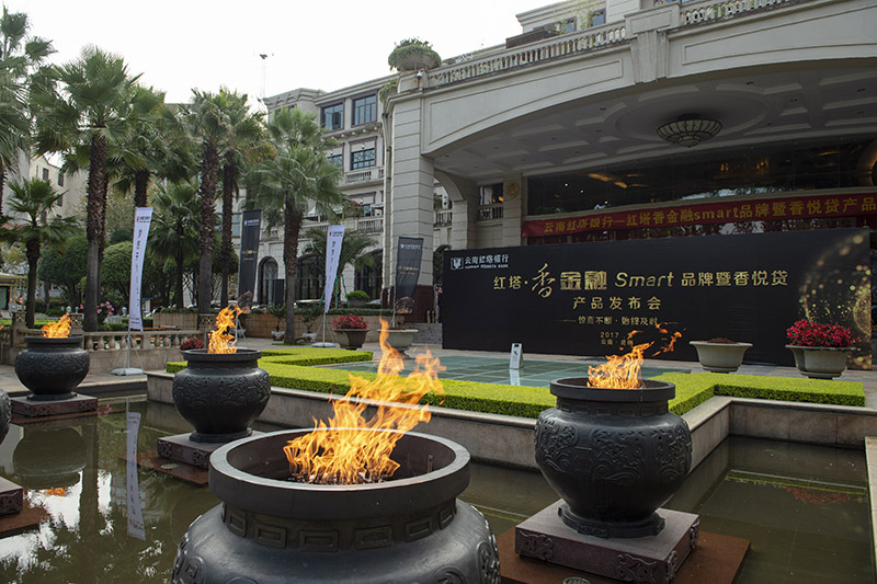 昆明市中心的翠湖宾馆为了这次发布会点燃了门口平时很少用的放在器皿里的