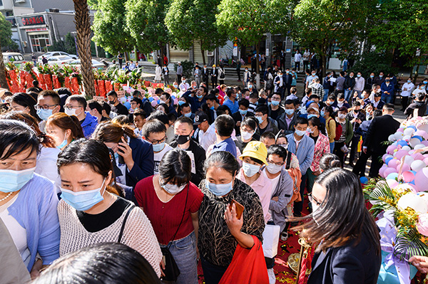 排队的顾客挤满了门前的小广场和道路。