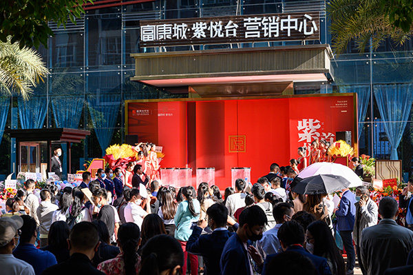 富康城·紫悦台营销中心，和楼盘并不在同一位置。认购的顾客都是上次去实地看过楼盘的。