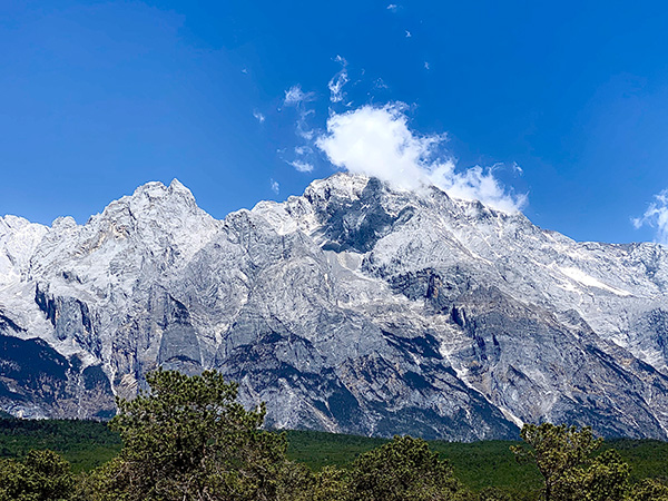 山脚下看玉龙雪山。