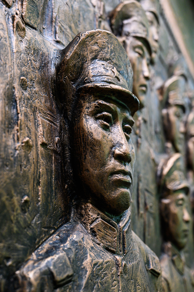 墙上以军人为原型的雕塑。
