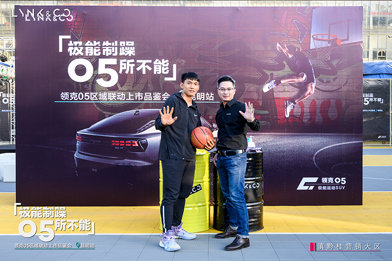 矣进宏和厂家领导吴焕清合影留念。