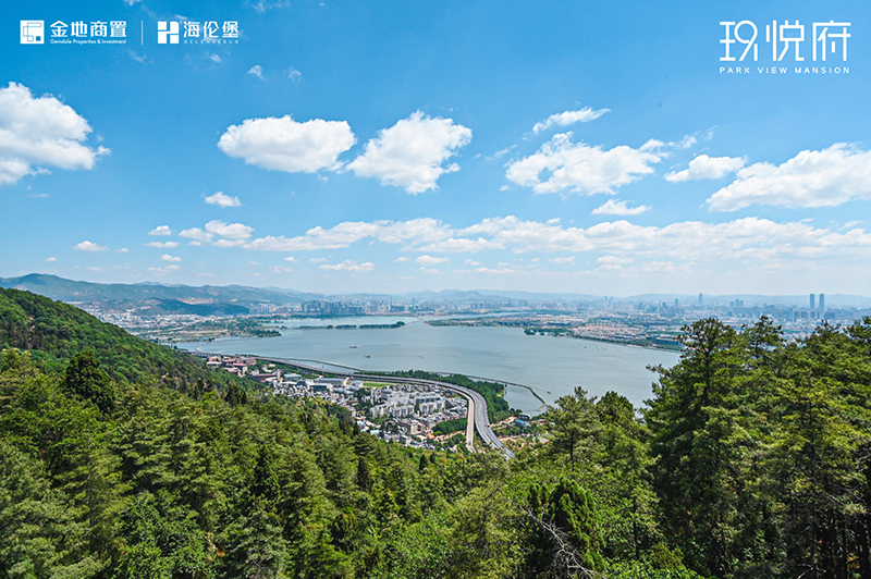 这个美术馆的位置得天独厚，户外阳台可以纵观滇池和西山美景。