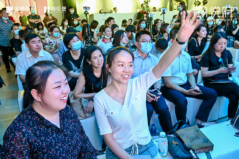 观众积极响应，与胡兵互动。不幸的是这个房间的空调坏了，大家都很热呀！