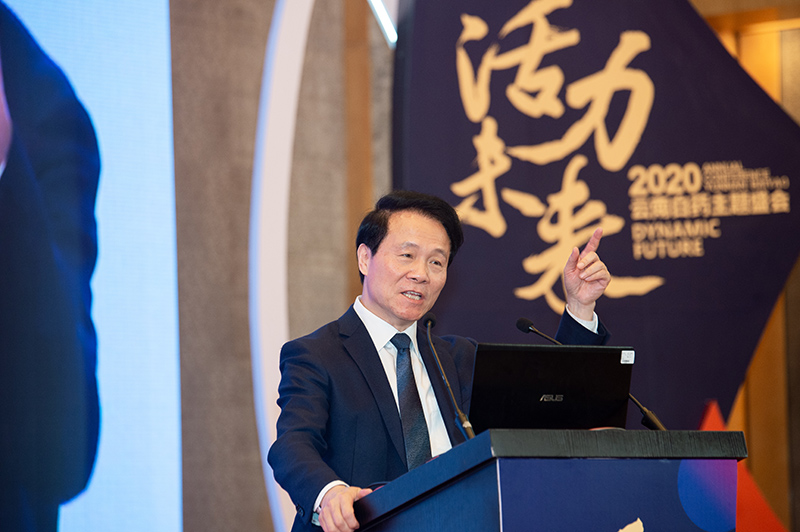 摄影师最喜欢拍摄肢体语言丰富的演讲人啦。
