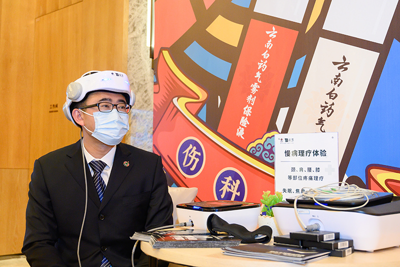 体验理疗用品，说是有助于睡眠。