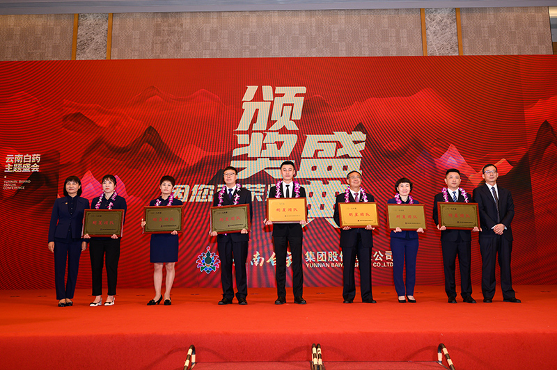我这次用的是尼康Z卡口的14-30镜头，稍微变下焦就可以拍到小团队的合影，很方便。