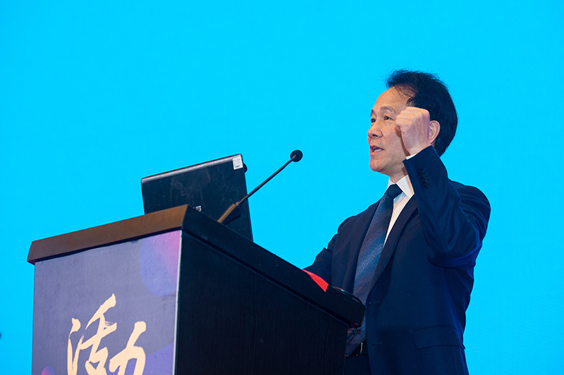 摄影师最喜欢拍摄肢体语言丰富的演讲人啦。