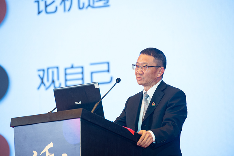 公司领导王明辉做报告。