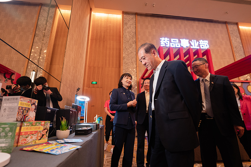 领导参观展台。