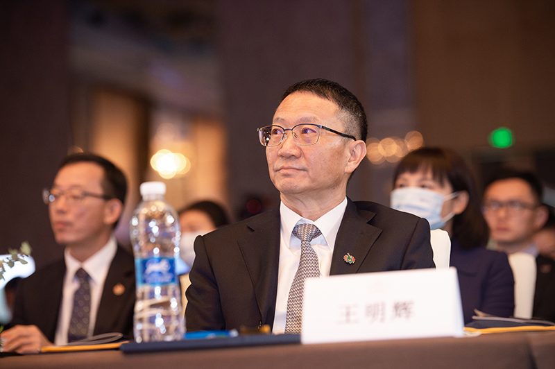 王明辉。