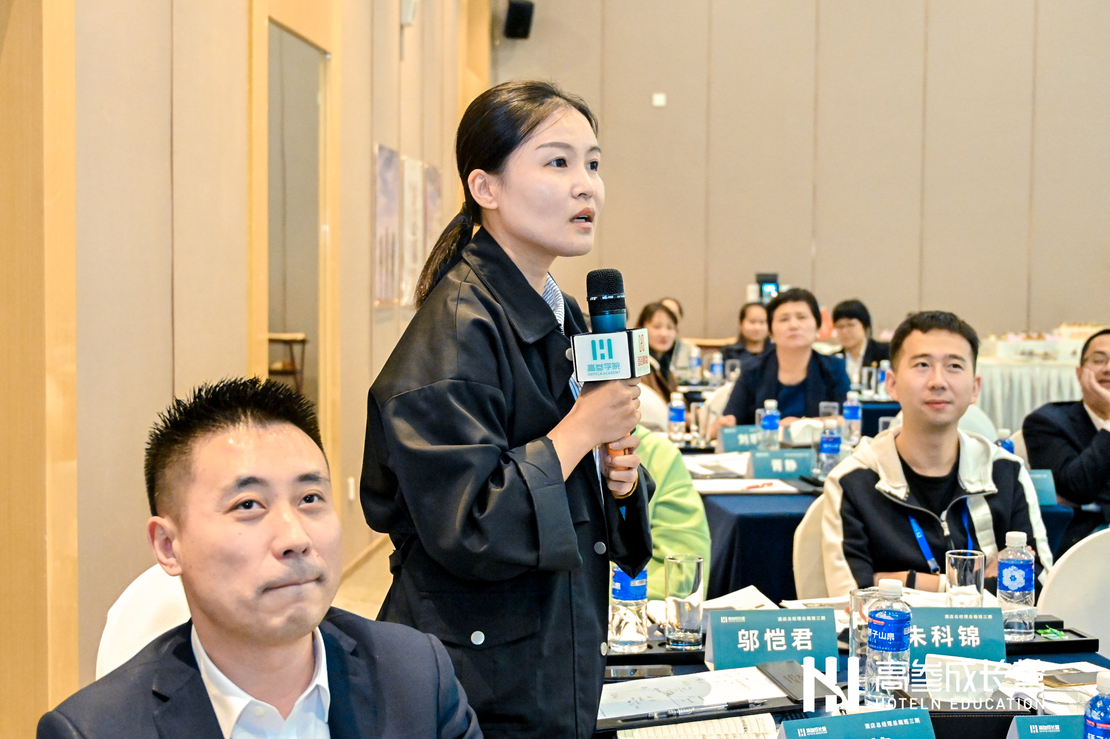 学员与老师互动。