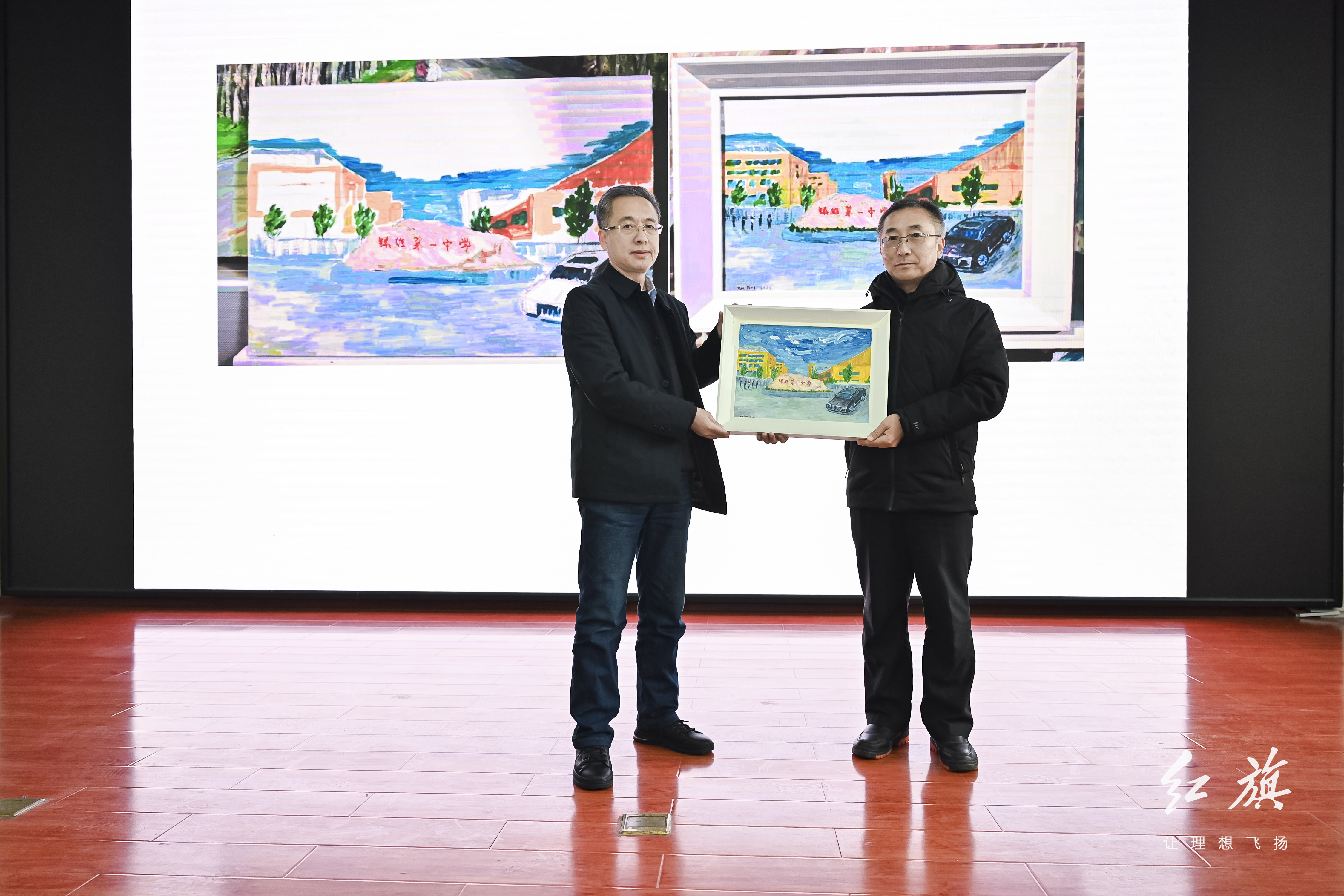 学校领导与红旗公司领导一起和这幅画合影